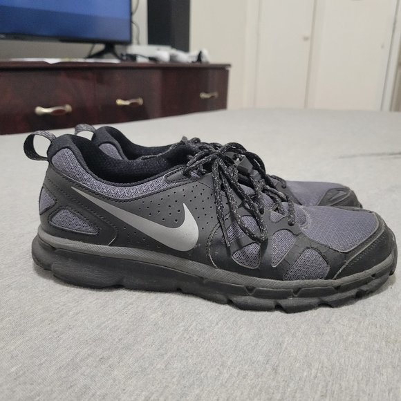 Nike Tennis Shoes - Picture 1 of 8